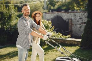 Petit jardin : faut-il passer au robot ou garder sa tondeuse ?